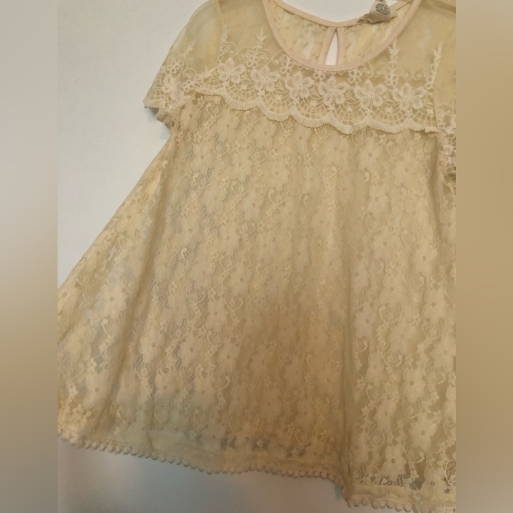 Pretty Good laced blouse - Picture 2 of 8